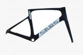 CUADRO RUTA SARS VATIOS FULL CARBONO PARA DISCO EJES 12X100 Y 12X142, CON PORTASILLA CARBONO, DIRECCIÓN 1.5X1.5 RUTEO INTERNO. PARA CAJA PRESSFIT 41X86 (NO INCLUIDA) TALLES 49/52/54/56. NEG/ BCO PESO C/HORQ  49/1,78KG 52/1,79KG 54/1,8KG 56/1,82KG