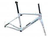 SET CUADRO+HOR+CAÑO SARS GENUINE GRAVEL CARB .EJE PASANTE DELYTRAS 12X100/142, C/BASCULANTE P/ABSORCION DE VIBRACIONES+ BOLSILLO DE GUARDADO. T: S-45CM (2.03KG)/M-48CM (2.06KG)/L- 51CM (2.1KG). CAJA ROSC 47MM NO INC. COL. BLANCO TORNAZOLADO.