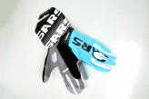 GUANTES DEDOS LARGOS SARS C/ABROJO PALMA CUERO SINT C/3 ZONAS DE CONFORT ANTISLIP EN 3 DEDOS DORSO LYCRA VENTILADA S/M/L/XL ROJ/BLA CEL/BLA NEG/BLA VERDFL/BLA NARFL/BLA AMARFL/NEG